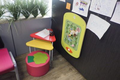 un bureau avec une chaise et une table dans un coin de la pièce