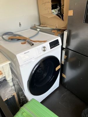 une machine à laver et un sèche-linge installés dans une pièce