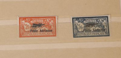 trois timbres différents sur un bout de papier accroché au mur