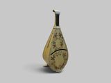 un petit vase orné d'un motif sur un fond gris