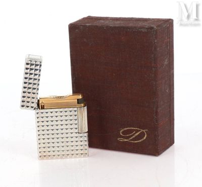 un briquet posé à côté d'une boîte