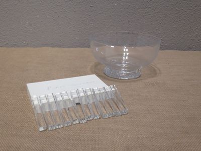 un saladier en verre et une carte posés sur une table