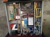 une armoire métallique contenant de nombreux objets divers
