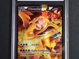 gros plan d'une carte pokemon dans un étui en plastique