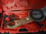 une boîte à outils rouge avec des outils à l'intérieur