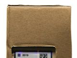 une boîte marron sur laquelle figure un code QR