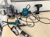 de nombreux outils posés sur une table