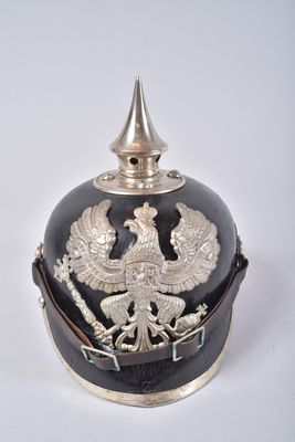 un casque noir et argent orné d'un oiseau