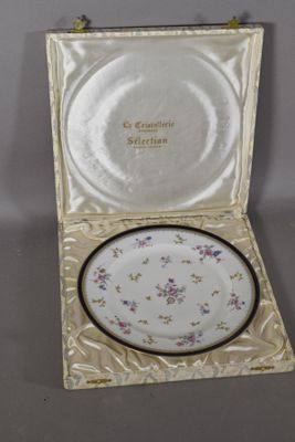 une boîte ouverte contenant une assiette, posée sur une table