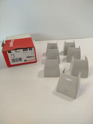cinq morceaux de plastique blanc posés sur une surface blanche