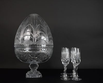 un vase en verre et deux verres à vin posés sur une table