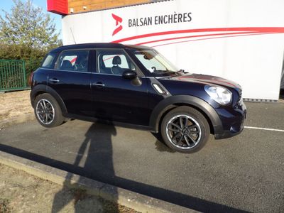 La Mini Countryman est garée devant un immeuble