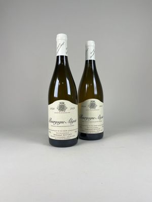 deux bouteilles de vin posées l'une à côté de l'autre sur une table