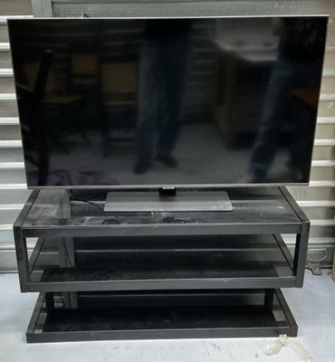 un téléviseur à écran plat posé sur un meuble
