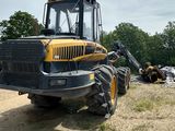 un tracteur garé dans la terre