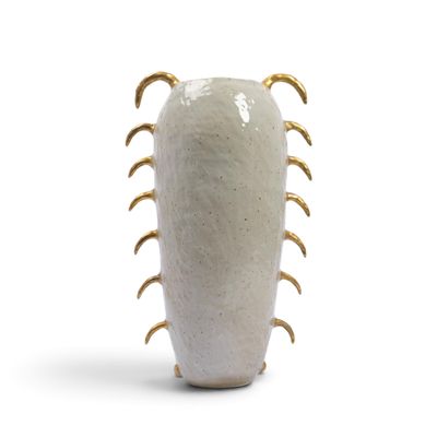 un vase blanc orné de pointes dorées