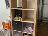 une bibliothèque en bois sur laquelle sont posées de nombreuses boîtes