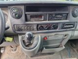 le tableau de bord d'une voiture, avec son volant et ses commandes