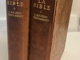 deux livres posés sur une table