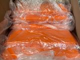 une boîte remplie de carottes emballées dans du plastique
