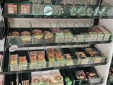 un présentoir présentant différents types de produits cosmétiques dans un magasin