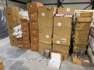 un grand nombre de boîtes empilées dans un entrepôt