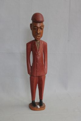 figurine en bois représentant un homme en costume-cravate