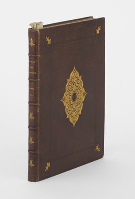 un vieux livre orné d'un motif doré sur la couverture