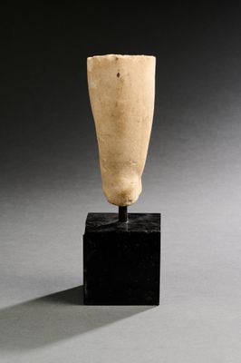 sculpture représentant un vase posé sur un socle noir, sur une surface grise