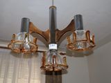 un lustre composé de trois lampes en verre suspendues au plafond