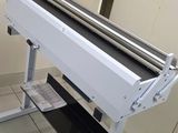 a machine that is sitting on the floor in a room