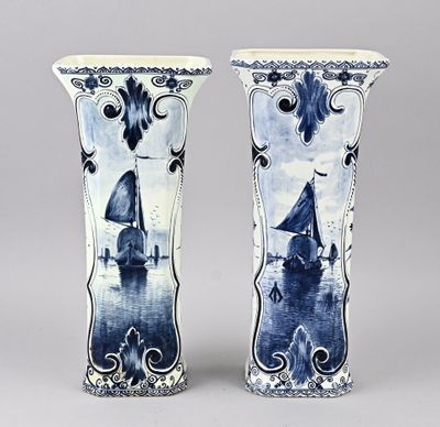 une paire de vases bleus et blancs décorés de voiliers
