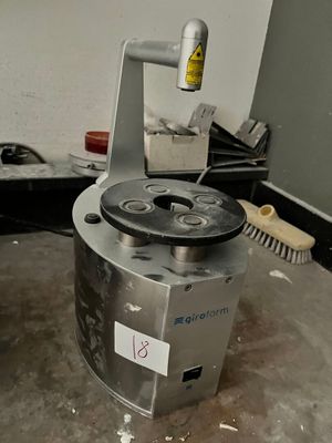 a machine that is sitting on the floor in a room
