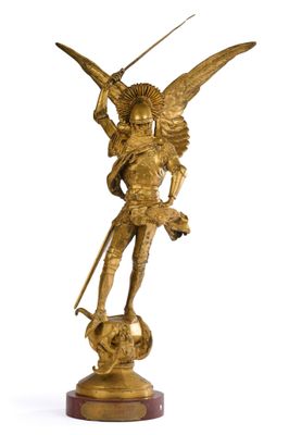 statue d'un ange tenant une épée et un bouclier, posée sur un socle