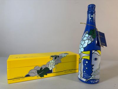 une bouteille de vin à côté d'une boîte