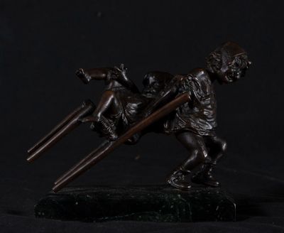 statue en bronze représentant un garçon avec un bâton et un chien, sur fond noir
