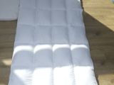 un matelas posé à même le sol dans la chambre