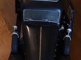 une petite voiture noire posée sur une table en bois