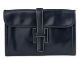 une photo d'une pochette en cuir noir ornée d'une croix sur le devant
