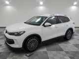 le 4x4 blanc est garé sur un carrelage à carreaux