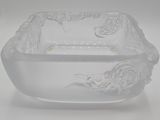 un saladier en verre transparent orné d'un motif décoratif