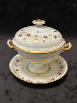un gros plan d'une assiette posée sur une soucoupe