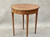 l'image d'une petite table en bois munie d'un tiroir
