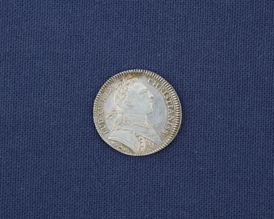 une pièce en argent portant le portrait d'un homme