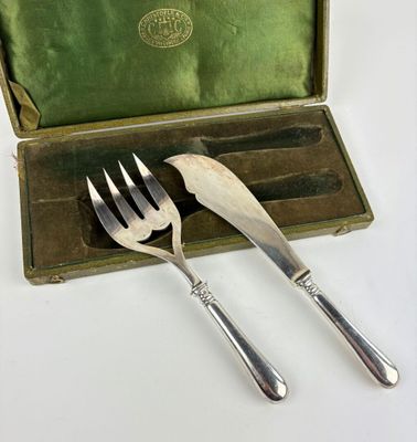 deux fourchettes et une cuillère dans un étui