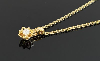 gros plan d'un collier en or sur une surface noire