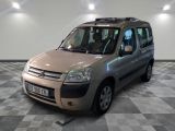 une petite camionnette garée sur un sol à damier