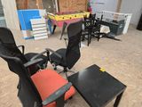 plusieurs chaises de bureau et une table dans une pièce où se trouvent de nombreux meubles