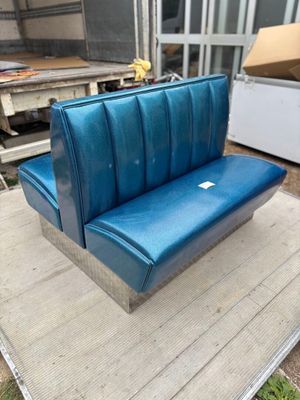 un canapé bleu posé sur une table en bois