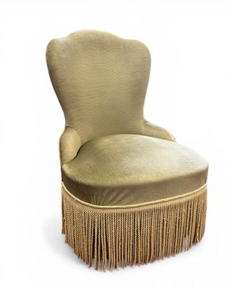 FAUTEUIL "chauffeuse" à dossier violoné. Garniture de velour…